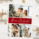 Tarjeta Festiva Collage de fotos Buon Natale<br><div class="desc">Esta fabulosa tarjeta de vacaciones de 3 fotos con "Buon Natale!" en un alfabeto moderno y su nombre familiar y año con un tipográfico tipográfico tipográfico tradicional, ambos en blanco sobre rojo con una espalda que coincide, es perfecta para enviarlos a su familia y amigos. ¡A todos les encantará conseguir...</div>