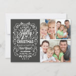 Tarjeta Festiva Collage de fotos Chalkboard Navidades de Holly Jol<br><div class="desc">Festividades y lujosos Navidades de arte con tiza de rizos Festividad plantilla de fotos de saludos de vacaciones en tarjetas planas de moda. Tipografía de estilo chalé con estilo retro que mezcla estilos con letras a mano, decorados con armazón grueso, follaje de invierno y bayas huecas. Añade tu foto familiar...</div>