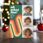 Tarjeta Festiva Collage de fotos - Curva Retro Stripes - Oh Qué Di<br><div class="desc">Los tonos verdes y rojos hacen de esto una tarjeta de fotos de Navidad divertida y retro -algo que es diferente y nos separa del resto- un saludo de vacaciones con un saludo de escritura vintage. Puedes elegir tres de tus fotos favoritas para hacer de esto un saludo muy moderno...</div>