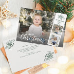 Tarjeta Festiva Collage de fotos navideño moderno con escritura mo<br><div class="desc">Añada sus fotos familiares,  nombre y fecha de año a esta moderna y única tarjeta navideña de 3 fotos,  con un elegante guión superpuesto. El mensaje y los nombres de la parte posterior se personalizan fácilmente con las plantillas de texto.</div>