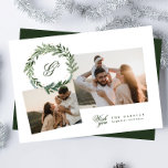 Tarjeta Festiva Collage tradicional de fotos de monograma verde de<br><div class="desc">***este diseño es parte de una colección de vacaciones para navidades*** Paso a un mundo de elegancia de vacaciones intemporal con mi colección de "Elegant Wreath". Admire la magia de la temporada con mis creaciones de la guirnalda de la pina clásica, elaboradas meticulosamente, que evocan un sentido de tradición y...</div>