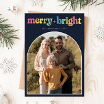 Tarjeta Festiva Colorida foto de la familia Merry & Bright Arch Xm<br><div class="desc">Esta encantadora y colorida tarjeta navideña de fotos de la familia Merry & Bright Arch presenta un colorido saludo "Merry & Bright" en una juguetona tipografía, complementado con un clásico marco de fotos abovedado. Los colores audaces y alegres crean un contraste alegre contra el fondo azul profundo, resaltando el espíritu...</div>
