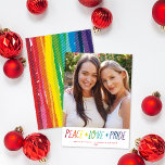 Tarjeta Festiva Colorido orgullo arcoiris Paz Orgullo de amor LGTB<br><div class="desc">Esta cédula de festividad muestra un colorido saludo de arcoiris que dice "paz, amor y orgullo". La parte posterior de la tarjeta tiene el mismo fondo de arcoiris colorido. Este diseño se adapta a una foto y funcionaría bien en color o en blanco y negro. Sugerencia de diseño: puede agregar...</div>