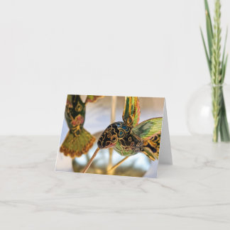 Tarjeta festiva con adorno de colibrí