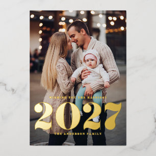 Tarjeta Festiva Con Relieve Metalizado 2027 Tipografía Negrita Moderna Vertical Año Nuevo