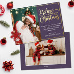 Tarjeta Festiva Con Relieve Metalizado 2 fotos creen en la familia de magia de los Navida<br><div class="desc">Tarjeta de saludo de vacaciones moderna con uno de sus retratos favoritos de la familia de los Navidades a la izquierda, complementada con un marco de Relieve metalizado de oro real y un texto que dice "Creer en la magia de los Navidades" a la derecha sobre un elegante fondo violeta,...</div>