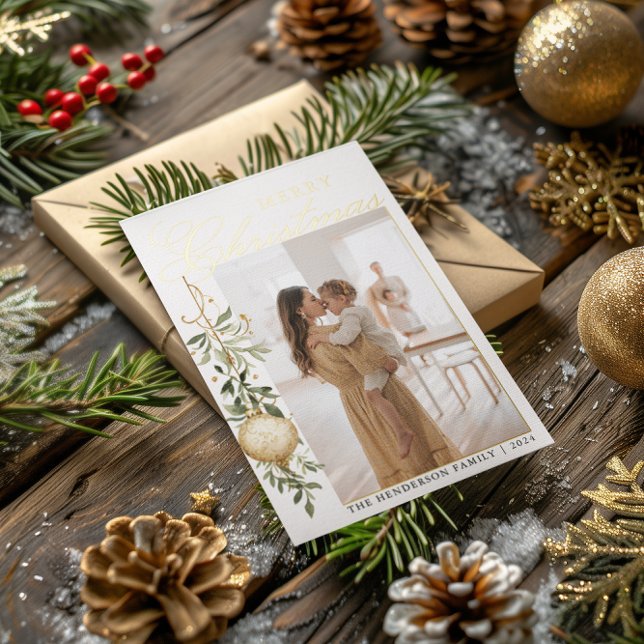 Tarjeta Festiva Con Relieve Metalizado Adorno Navideño Dorado con Verdor Sofisticado (Subido por el creador)