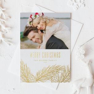 Tarjeta Festiva Con Relieve Metalizado Agujas de pino dorado y conos Foto Feliz Navidad