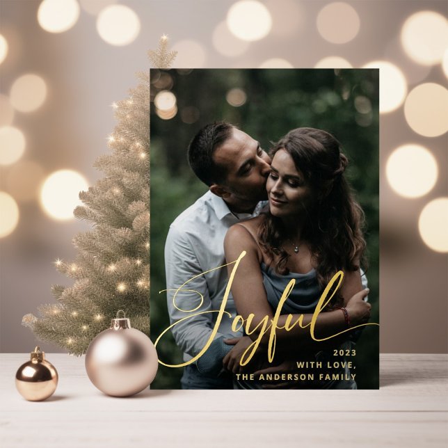 Tarjeta Festiva Con Relieve Metalizado Alegre | Elegantes Navidades de guiones y fotograf (An elegant Christmas photo card with elegant gold foil script that says Joyful)