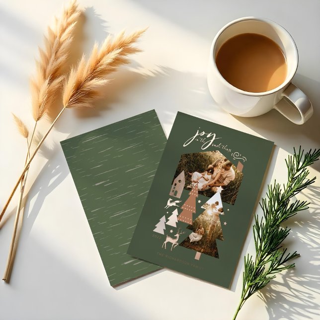 Tarjeta Festiva Con Relieve Metalizado Alegría en cosas simples Pueblo acogedor del bosqu (Joy In Simple Things Cozy Woodland Village 2 Photo Foil Holiday Card)