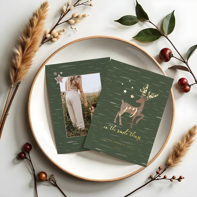 Tarjeta Festiva Con Relieve Metalizado Alegría en las cosas simples Cerveza de madera de  (Joy In the Simple Things Birch Bark Woodgrain Deer Foil Holiday Card)