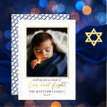Tarjeta Festiva Con Relieve Metalizado Amor por la foto azul blanca minimalista | Luz Han<br><div class="desc">Tu foto única da vida a este minimalista Relieve metalizado de oro "Amor y Luz", el diseño de Hanukkah, creando un aguijón para tus destinatarios que pueden apreciar en los próximos años. La parte posterior presenta un sencillo patrón cuadrado superpuesto en la coordinación azul y blanco. Diseño compuesto por Holiday...</div>