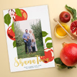 Tarjeta Festiva Con Relieve Metalizado Apple Rosh Hashanah Relieve metalizado de fotos de<br><div class="desc">Esta moderna tarjeta fotográfica de vacaciones Rosh Hashanah cuenta con un moderno ilustracion de ramas de manzana, una foto vertical y el saludo "Shana Tova" en Relieve metalizado dorado. En la parte trasera se encuentra un fondo azul marino. Personalizar este diseño añadiendo otra foto y/o texto al fondo. El Relieve...</div>