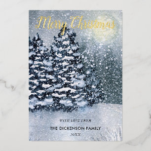 Tarjeta Festiva Con Relieve Metalizado Árboles de pinos cubiertos de nieve en bosque inve