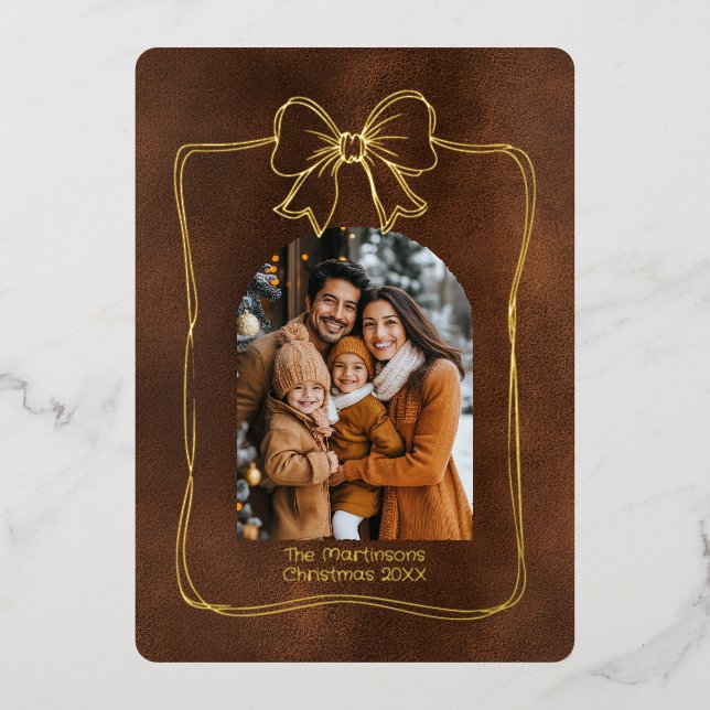 Tarjeta Festiva Con Relieve Metalizado Arch Family Photo and Bow Christmas Brown (Anverso)