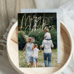 Tarjeta Festiva Con Relieve Metalizado Autografo | Fotos verticales navideñas<br><div class="desc">Envíe saludos de vacaciones a amigos y familiares en estilo moda con nuestras elegantes tarjetas de fotos. El diseño muestra tu foto vertical o orientada a retratos preferida con "Feliz Navidad" colocado en la parte superior en el brillante guión con letras de mano de Relieve metalizado dorado. Personaliza con tu...</div>