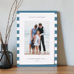 Tarjeta Festiva Con Relieve Metalizado Banda clásica | Foto vertical Hanukkah Silver<br><div class="desc">Comparte saludos de vacaciones con estas tarjetas de fotos de Hanukkah mostrando tu juego de fotos favorito sobre un fondo de rayas costeras azules y blancas con guarnecido de Relieve metalizado de lujo plateado. Un área de mensajes editable le permite personalizar su Chanukah o saludo de vacaciones. Añada el nombre...</div>