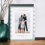 Tarjeta Festiva Con Relieve Metalizado Banda clásica | Foto vertical Hanukkah Silver<br><div class="desc">Comparte saludos de vacaciones con estas tarjetas de fotos de Hanukkah mostrando tu juego de fotos favorito sobre un fondo de rayas blancas y pálidas con guarnecido de Relieve metalizado de lujo plateado. Un área de mensajes editable le permite personalizar su Chanukah o saludo de vacaciones. Añada el nombre de...</div>