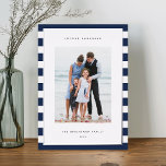 Tarjeta Festiva Con Relieve Metalizado Banda clásica | Foto vertical Hanukkah Silver<br><div class="desc">Comparte saludos de vacaciones con estas tarjetas de fotos de Hanukkah mostrando tu juego de fotos favorito sobre un fondo de rayas azul claro y blancas con guarnecido de Relieve metalizado de lujo plateado. Un área de mensajes editable le permite personalizar su Chanukah o saludo de vacaciones. Añada el nombre...</div>