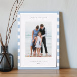 Tarjeta Festiva Con Relieve Metalizado Banda clásica | Foto vertical Hanukkah Silver<br><div class="desc">Comparte saludos de vacaciones con estas tarjetas de fotos de Hanukkah mostrando tu juego de fotos favorito sobre un fondo de rayas azul y blanco pálido con guarnecido de Relieve metalizado de lujo plateado. Un área de mensajes editable le permite personalizar su Chanukah o saludo de vacaciones. Añada el nombre...</div>