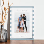 Tarjeta Festiva Con Relieve Metalizado Banda clásica | Foto vertical Hanukkah Silver<br><div class="desc">Comparte saludos de vacaciones con estas tarjetas de fotos de Hanukkah mostrando tu juego de fotos favorito sobre un fondo de rayas azul y blanco pálido con guarnecido de Relieve metalizado de lujo plateado. Un área de mensajes editable le permite personalizar su Chanukah o saludo de vacaciones. Añada el nombre...</div>