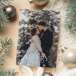 Tarjeta Festiva Con Relieve Metalizado "Be Merry" Elegante foto de tipografía<br><div class="desc">Personalice estos hermosos y modernos Navidades o tarjetas de vacaciones de invierno con sus fotos familiares y mensajes personales.</div>