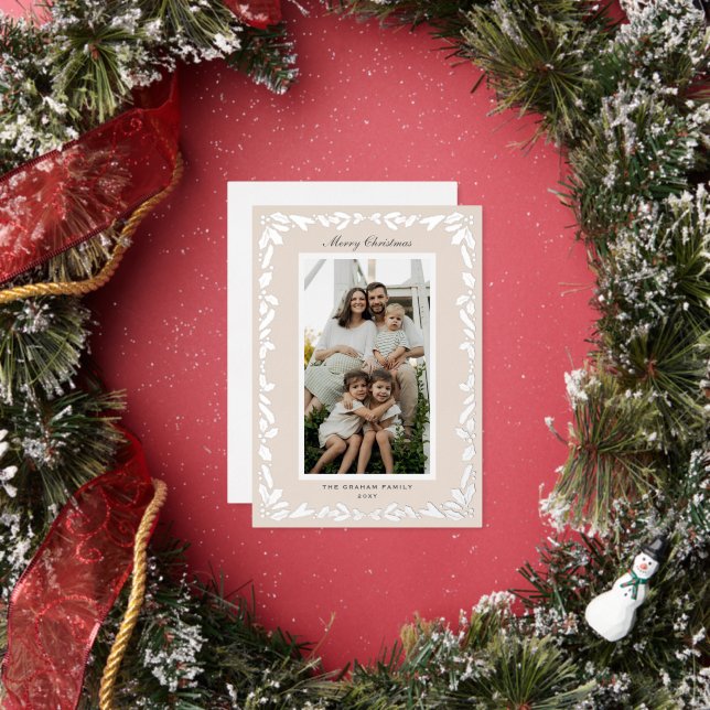 Tarjeta Festiva Con Relieve Metalizado Beige Holly n Pine Border Photo Holiday Christmas (in situ)