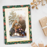 Tarjeta Festiva Con Relieve Metalizado Bendiciones Navideñas Florales Rojas y Verdes Vint<br><div class="desc">Esta tarjeta de vacaciones presenta un borde floral rojo y verde intenso con un marco de lámina dorada que rodea un área grande para fotos, con el texto 'contando nuestras bendiciones' arriba y espacio para el nombre de su familia abajo. El rico patrón floral le da un ambiente festivo y...</div>