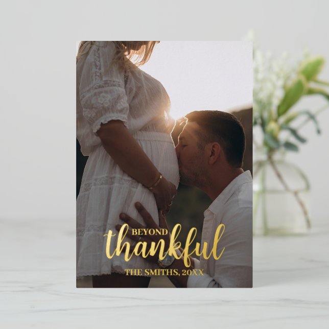 Tarjeta Festiva Con Relieve Metalizado Beyond Thankful Thanksgiving Pregnant Announcement (Anverso de pie)
