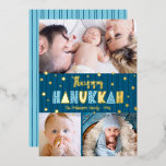 Tarjeta Festiva Con Relieve Metalizado Blue 3 Photo Happy Hanukkah Fun Modern Real Gold<br><div class="desc">"Feliz Hanukkah". Un Relieve metalizado de oro real y una tipografía azul claro, un Relieve metalizado de oro aleatorio, estampado de la estrella de David, y líneas dibujadas a mano azul marino a medianoche, son divertidos y juguetones, y sobreponen un fondo azul verde azulado oscuro. Añada 3 fotos de su...</div>