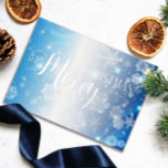 Tarjeta Festiva Con Relieve Metalizado Blue Frozen Winter Wonderland Feliz Navidad<br><div class="desc">Tarjeta de vacaciones de Relieve metalizado de Navidades personalizados con el texto "Feliz Navidad" escrito en un guión elegante con ligaduras más un tipo de letra Serif colocado en un fondo de degradado azul decorado con copos de nieve y chispas. En la parte posterior de la tarjeta hay un mensaje...</div>