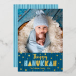 Tarjeta Festiva Con Relieve Metalizado Blue Happy Hanukkah Photo Cute Modern Real Gold<br><div class="desc">"Feliz Hanukkah". Un Relieve metalizado de oro real y una tipografía azul claro, un Relieve metalizado de oro aleatorio, estampado de la estrella de David, y líneas dibujadas a mano azul marino a medianoche, son divertidos y juguetones, y sobreponen un fondo azul verde azulado oscuro. Añada la foto de su...</div>