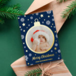 Tarjeta Festiva Con Relieve Metalizado BlueSnowflakes & Gold Stars Feliz bauble de Navida<br><div class="desc">Encantador Relieve metalizado azul marino y dorado Feliz Navidad con tu foto dentro de un Relieve metalizado bauble dorado rodeado de copos de nieve blancos y estrellas de Relieve metalizado dorado con fuentes retro. Navidades de Relieve metalizado dorado con temática de copo de nieve con tu foto dentro de un...</div>