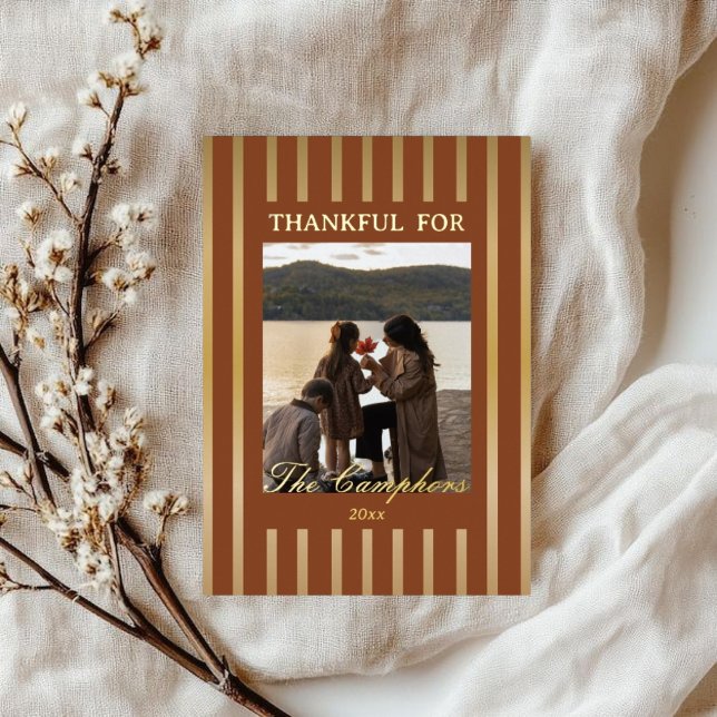 Tarjeta Festiva Con Relieve Metalizado Boho Brown Stripes Thanksgiving Family Photo Gold  (Subido por el creador)