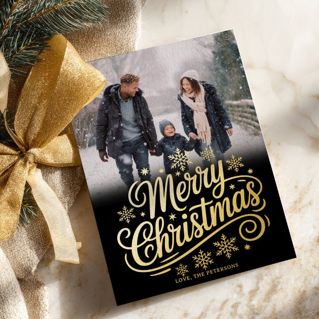 Tarjeta Festiva Con Relieve Metalizado Bold Gold Snowflakes Script Merry Christmas Photo (Bold Gold Snowflakes Script Merry Christmas Photo Foil Holiday Card)