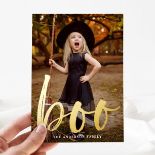 Tarjeta Festiva Con Relieve Metalizado Boo de Halloween con Letra a Mano