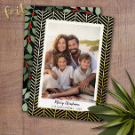 Tarjeta Festiva Con Relieve Metalizado Borde de oro Herringbone - Botánicos negros - Foto<br><div class="desc">Un aspecto moderno para una tarjeta fotográfica de vacaciones. Resaltado con negro en el fondo hace de esto una tarjeta de vacaciones no tradicional. Un Relieve metalizado de oro con texturas rodea la foto y el saludo de vacaciones. Las hojas botánicas están incluidas en la parte posterior.</div>