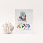 Tarjeta Festiva Con Relieve Metalizado Brillante colorido Feliz Navidad Full Photo<br><div class="desc">Haga una declaración elegante esta temporada de vacaciones con esta tarjeta de foto festiva y divertida. La parte frontal presenta un estilo lúgubre y colorido y un guión y texto personalizado de Relieve metalizado dorado. La parte posterior presenta un patrón de puntos colorido que combina con un toque especial.</div>