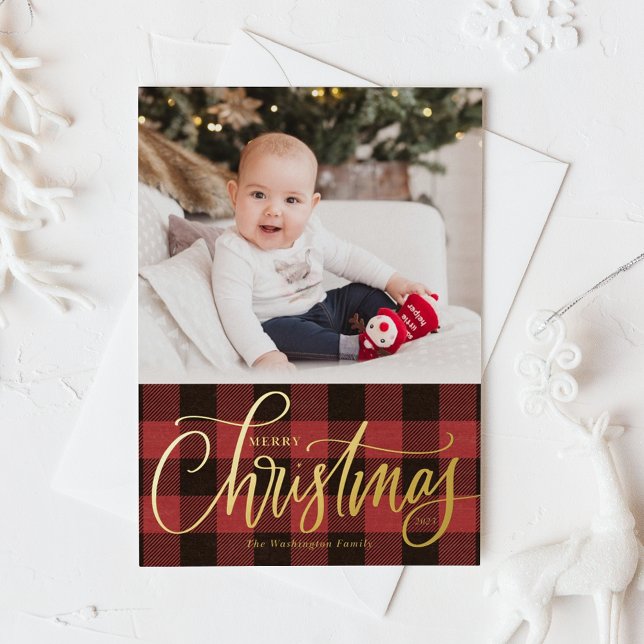 Tarjeta Festiva Con Relieve Metalizado Búfalo Rojo Rústico en foto navideña (Rustic Red Buffalo Plaid Pattern Merry Christmas Photo Foil Holiday Card)