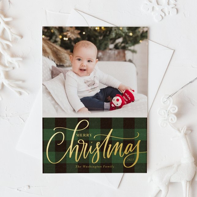 Tarjeta Festiva Con Relieve Metalizado Búfalo verde ruidoso en la foto navideña (Rustic Green Buffalo Plaid Pattern Merry Christmas Photo Foil Holiday Card)