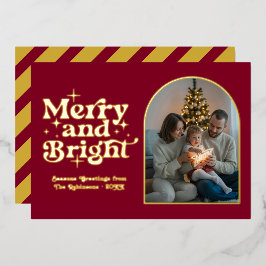 Tarjeta Festiva Con Relieve Metalizado Burgundy y Dorado Foto de Navidad Moderna y Retro