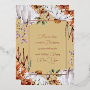 Tarjeta Festiva Con Relieve Metalizado Calabazas Blancas Elegantes y Flores Rosa Guión Do