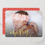 Tarjeta Festiva Con Relieve Metalizado Caligrafía divertida de la familia FERRY PHOTO 202<br><div class="desc">por kat massard >> WWW.SIMPLYSWEETPAPERIE.COM <<< Un sencillo diseño de tarjeta con la inscripción "MERRY" en Relieve metalizado brillante. Área máxima para mostrar tu hermosa familia también con foto horizontal de marco completo</div>