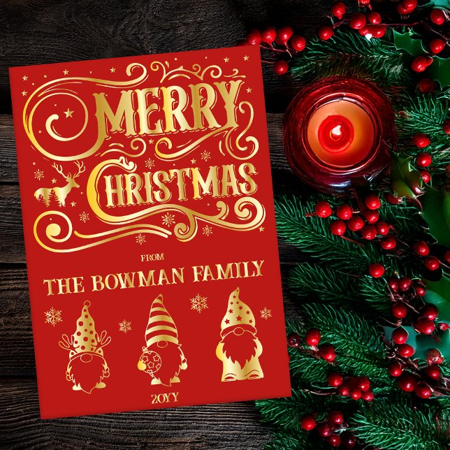 Tarjeta Festiva Con Relieve Metalizado Caligrafía Feliz Navidad Gnomes Saludo familiar (Vintage Calligraphy Look "Merry Christmas" and Cute Gnome Trio Christmas Holiday Gold Foil Red Card)