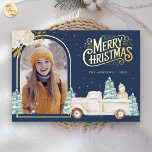 Tarjeta Festiva Con Relieve Metalizado Camión blanco Navidades de Snowman foto marina oro<br><div class="desc">Sorprenda a sus huéspedes con esta elegante tarjeta de Navidades de invierno con tema en los bosques, que incluye un bonito camión blanco y un adorable muñeco de nieve con verdaderos elementos de Relieve metalizado dorado. Simplemente agrega tu texto en esta plantilla fácil de usar y adorna esta tarjeta con...</div>