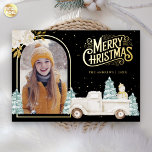 Tarjeta Festiva Con Relieve Metalizado Camión blanco Navidades de Snowman foto oro negro<br><div class="desc">Sorprenda a sus huéspedes con esta elegante tarjeta de Navidades de invierno con tema en los bosques, que incluye un bonito camión blanco y un adorable muñeco de nieve con verdaderos elementos de Relieve metalizado dorado. Simplemente agrega tu texto en esta plantilla fácil de usar y adorna esta tarjeta con...</div>