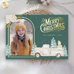 Tarjeta Festiva Con Relieve Metalizado Camión blanco Navidades Snowman foto oro Verde azu<br><div class="desc">Sorprenda a sus huéspedes con esta elegante tarjeta de Navidades de invierno con tema en los bosques, que incluye un bonito camión blanco y un adorable muñeco de nieve con verdaderos elementos de Relieve metalizado dorado. Simplemente agrega tu texto en esta plantilla fácil de usar y adorna esta tarjeta con...</div>