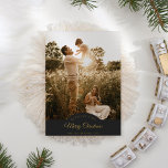 Tarjeta Festiva Con Relieve Metalizado Carbón Muy Feliz Navidad Cuatro Foto Vertical<br><div class="desc">El diseño de esta tarjeta de vacaciones de Relieve metalizado vertical de fotos cuatro navidades muy meridionales presenta un sofisticado fondo gris oscuro con una mezcla de letras simples de Relieve metalizado dorado y caligrafía clásica, junto con un estilo boho minimalista que logra un equilibrio perfecto entre sutileza moderna limpia...</div>