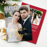 Tarjeta Festiva Con Relieve Metalizado Casada Merry recién casada 1ª foto de Navidad Cora<br><div class="desc">Esta tarjeta de felicitación de 2 fotos de nuestro Relieve metalizado de 2 con corazones de nuestro primer personalizado navideño y casado es la manera perfecta de celebrar la primera Navidad de una pareja recién casada, con su letra limpia y moderna y sus colores clásicos de vacaciones, espacio para dos...</div>