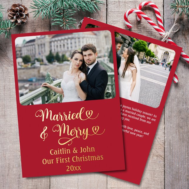 Tarjeta Festiva Con Relieve Metalizado Casado con Merry recién casados Primer Personaliza (Married & Merry Our 1st Christmas red Christmas card with gold foil and 2 photos, fully customizable)
